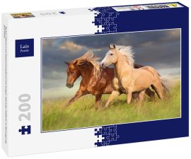 Lais Puzzle - Rotes Pferd und Palominopferd mit langer blonder Mähne in Bewegung auf Feld - 200 Teile