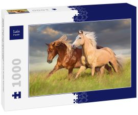 Lais Puzzle - Rotes Pferd und Palominopferd mit langer blonder Mähne in Bewegung auf Feld - 1.000 Teile