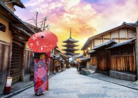 Lais Puzzle - Junge Frau, die einen traditionellen japanischen Kimono mit japanischem Regenschirm trägt, an der Yasaka-Pagode und an der Sannen Zaka-Straße in Kyoto, Japan - 100, 200, 500 & 1.000 Teile
