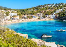 Lais Puzzle - Fischer- und Segelboote auf blauem Meerwasser in der Bucht von Cala Vadella, Insel Ibiza, Spanien - 100, 200, 500 & 1.000 Teile