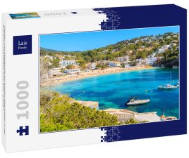 Lais Puzzle - Fischer- und Segelboote auf blauem Meerwasser in der Bucht von Cala Vadella, Insel Ibiza, Spanien - 1.000 Teile