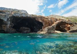 Lais Puzzle - Felsküste mit großer Höhle an der Küste und Fischen unter Wasser, geteilte Ansicht über und unter Wasseroberfläche, Comunidad Valenciana, Spanien - 100, 200, 500 & 1.000 Teile