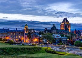 Lais Puzzle - Stadtbild oder Skyline von Chateau Frontenac, Park und Altstadtstraßen während des Sonnenuntergangs mit beleuchteten Schloss- und Saint Denis-Straßengebäuden - 100, 200, 500 & 1.000 Teile