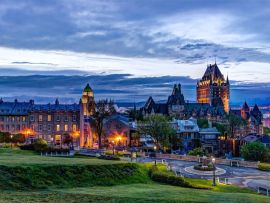 Lais Puzzle - Stadtbild oder Skyline von Chateau Frontenac, Park und Altstadtstraßen während des Sonnenuntergangs mit beleuchteten Schloss- und Saint Denis-Straßengebäuden - 500 & 1.000 Teile