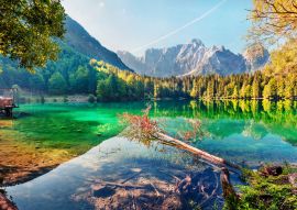 Lais Puzzle - Bunte Sommeransicht des Fusine Sees. Helle Morgenszene der Julischen Alpen mit Mangart-Spitze auf Hintergrund, Provinz Udine, Italien, Europa - 100, 200, 500 & 1.000 Teile