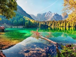 Lais Puzzle - Bunte Sommeransicht des Fusine Sees. Helle Morgenszene der Julischen Alpen mit Mangart-Spitze auf Hintergrund, Provinz Udine, Italien, Europa - 500 & 1.000 Teile