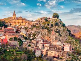 Lais Puzzle - Wunderbares Morgenstadtbild der Stadt Novara di Sicilia. Erstaunliche Frühlingsansicht von Sizilien, Italien, Europa - 500 & 1.000 Teile