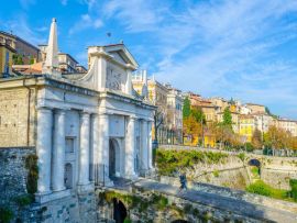 Lais Puzzle - Menschen gehen auf einer Steinbrücke in Richtung Porta San Giacomo in Bergamo, Italien - 500 & 1.000 Teile