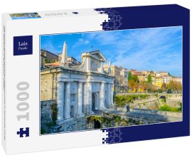 Lais Puzzle - Menschen gehen auf einer Steinbrücke in Richtung Porta San Giacomo in Bergamo, Italien - 1.000 Teile