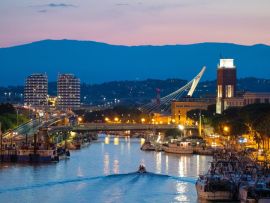 Lais Puzzle - Pescara (Italien) - Der Blick in der Abenddämmerung von der monumentalen Brücke Ponte del Mare im Kanal und Hafen der Stadt Pescara, Region Abruzzen. - 500 & 1.000 Teile