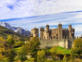 Lais Puzzle - Wunderschönes Castello di Fenis im Aostatal, umgeben von Alpenbergen - 500 & 1.000 Teile