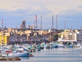 Lais Puzzle - Taranto-Altstadt auf dem Meer, Fischerboote, Docks, Industrieanlage auf Hintergrund - 500 & 1.000 Teile