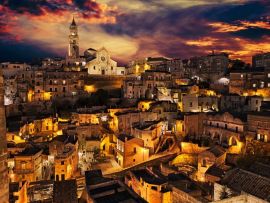 Lais Puzzle - Matera, Basilikata, Italien: Landschaft der Altstadt in der Abenddämmerung unter einem dramatischen Himmel - 500 & 1.000 Teile