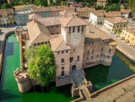 Lais Puzzle - Luftaufnahme der Burg Fontanellato mit grünem Wasser im Wassergraben nahe Parma, Italien - 500 & 1.000 Teile