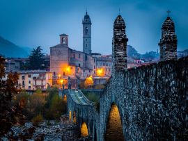 Lais Puzzle - Bobbio, Trebbia-Tal, Piacenza, Emilia Romagna, Italien. Die kleine Stadt in der Nähe von Trebbia - 500 & 1.000 Teile