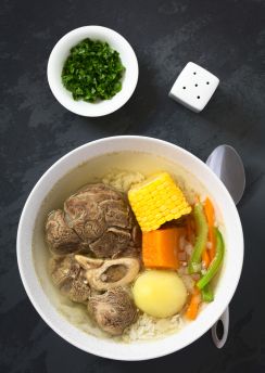 Lais Puzzle - Traditionelle chilenische Cazuela de Vacuno oder Cazuela de Carne, eine Rindfleischsuppe mit Kartoffeln, Mais, Kürbis, Karotten, Paprika, Zwiebeln und Reis, oben auf Schiefer mit natürlichem Licht fotografiert - 100, 200, 500 & 1.000 Teile