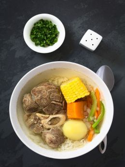 Lais Puzzle - Traditionelle chilenische Cazuela de Vacuno oder Cazuela de Carne, eine Rindfleischsuppe mit Kartoffeln, Mais, Kürbis, Karotten, Paprika, Zwiebeln und Reis, oben auf Schiefer mit natürlichem Licht fotografiert - 500 & 1.000 Teile