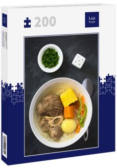 Lais Puzzle - Traditionelle chilenische Cazuela de Vacuno oder Cazuela de Carne, eine Rindfleischsuppe mit Kartoffeln, Mais, Kürbis, Karotten, Paprika, Zwiebeln und Reis, oben auf Schiefer mit natürlichem Licht fotografiert - 200 Teile