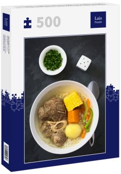 Lais Puzzle - Traditionelle chilenische Cazuela de Vacuno oder Cazuela de Carne, eine Rindfleischsuppe mit Kartoffeln, Mais, Kürbis, Karotten, Paprika, Zwiebeln und Reis, oben auf Schiefer mit natürlichem Licht fotografiert - 500 Teile