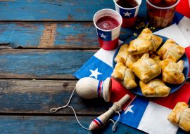 Lais Puzzle - Konzept des chilenischen Unabhängigkeitstags. Fiestas Patrias. Chilenisches typisches Gericht und Getränk am Unabhängigkeitstag, 18. September. Mini Empanadas, Mote con Huesillo, Wein mit geröstetem Mehl, Chicha - 100, 200, 500 & 1.000 Teile