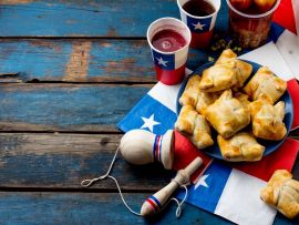 Lais Puzzle - Konzept des chilenischen Unabhängigkeitstags. Fiestas Patrias. Chilenisches typisches Gericht und Getränk am Unabhängigkeitstag, 18. September. Mini Empanadas, Mote con Huesillo, Wein mit geröstetem Mehl, Chicha - 500 & 1.000 Teile