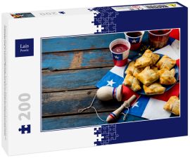 Lais Puzzle - Konzept des chilenischen Unabhängigkeitstags. Fiestas Patrias. Chilenisches typisches Gericht und Getränk am Unabhängigkeitstag, 18. September. Mini Empanadas, Mote con Huesillo, Wein mit geröstetem Mehl, Chicha - 200 Teile