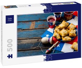 Lais Puzzle - Konzept des chilenischen Unabhängigkeitstags. Fiestas Patrias. Chilenisches typisches Gericht und Getränk am Unabhängigkeitstag, 18. September. Mini Empanadas, Mote con Huesillo, Wein mit geröstetem Mehl, Chicha - 500 Teile