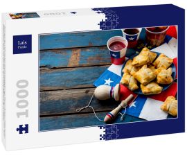 Lais Puzzle - Konzept des chilenischen Unabhängigkeitstags. Fiestas Patrias. Chilenisches typisches Gericht und Getränk am Unabhängigkeitstag, 18. September. Mini Empanadas, Mote con Huesillo, Wein mit geröstetem Mehl, Chicha - 1.000 Teile