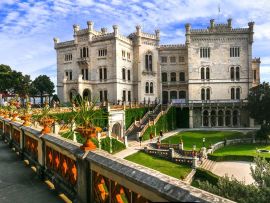 Lais Puzzle - Wunderschönes weißes Schloss über dem Meer - Miramare. Triest, Norditalien - 500 & 1.000 Teile