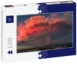 Lais Puzzle - Vulkanausbruch während des Sonnenuntergangs. Der Ausbruch des Vulkans Calbuco im chilenischen Patagonien mit wunderschönen Farben des Sonnenuntergangs spiegelte sich auf der Aschesäule wider - 100 Teile