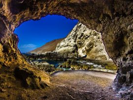 Lais Puzzle - Das berühmte Reiseziel von Cuevas de Anzota (Anzota-Höhlen). Erstaunliche Klippenwanderung über das Wasser des Pazifischen Ozeans mit beeindruckenden Höhlen mit riesigen Fenstern über dem Meer. Eine wundervolle und fantasievolle...