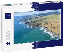 Lais Puzzle - Eine Luftaufnahme des Nationalparks Llanos de Challe, Atacama-Wüste an der Küste. Erstaunliche Landschaft wie diese Küste des Pazifischen Ozeans in Carrizal Bajo Stadt mit seinen Schluchten und Tälern, Chile - 200 Teile