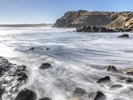 Lais Puzzle - Das weiße Wasser des Chorrillos Beach kracht mit den Felsen der Küste während einer Langzeitbelichtung in Chile, wobei der Sand der Atacama-Wüste auf dem Wasser des Pazifischen Ozeans endet, vielleicht die besten Stränden in Chile - 500...