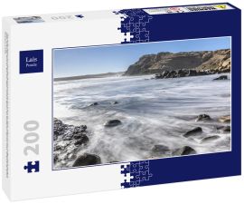Lais Puzzle - Das weiße Wasser des Chorrillos Beach kracht mit den Felsen der Küste während einer Langzeitbelichtung in Chile, wobei der Sand der Atacama-Wüste auf dem Wasser des Pazifischen Ozeans endet, vielleicht die besten Stränden in Chile - 200...