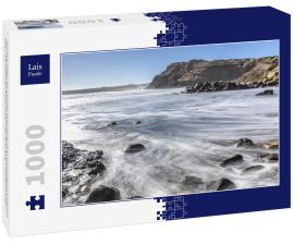 Lais Puzzle - Das weiße Wasser des Chorrillos Beach kracht mit den Felsen der Küste während einer Langzeitbelichtung in Chile, wobei der Sand der Atacama-Wüste auf dem Wasser des Pazifischen Ozeans endet, vielleicht die besten Stränden in Chile - 1.000...