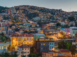 Lais Puzzle - Blick über einen der Hügel von Valparaiso in Chile in der Abenddämmerung - 500 & 1.000 Teile