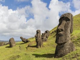 Lais Puzzle - Moai-Skulpturen in verschiedenen Fertigstellungsstadien bei Rano Raraku, dem Steinbruch für alle Moai auf der Osterinsel, Rapa Nui-Nationalpark, Osterinsel (Isla de Pascua), Chile - 500 & 1.000 Teile
