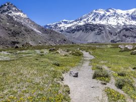 Lais Puzzle - Die vom Vulkan San Jose dominierten Anden-Täler in Cajon del Maipo, Santiago de Chile, bieten einen atemberaubenden Blick über Berge und Gletscher und sind ein perfekter Ort zum Wandern und für Abenteuer an einem abgelegenen Ort - 500 & 1...