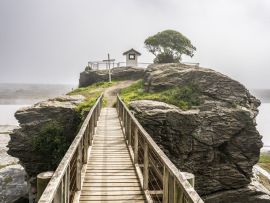 Lais Puzzle - Eine Fantasieweltlandschaft mit einem erstaunlichen dramatischen nebligen Himmel. Der Iloca "Peñon" ist ein großer Felsbrocken in der Nähe der Stadt Iloca, wo sich der Heilige der Fischer befindet, und am Ausgang des Flusses Mataquito...