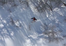Lais Puzzle - Snowboarder fährt im Skigebiet in Nevados De Chilean, Chile in den Anden, durch das schneebedeckte Gebirgsgelände - 100, 200, 500 & 1.000 Teile