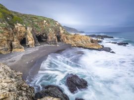 Lais Puzzle - Das berühmte Reiseziel "Cueva de los Patos Liles" ist ein fantastischer Strand mit drei Höhlen mit Blick auf den Pazifik, ein mysteriöser und magischer Ort wie in einer Fantasiewelt in Cobquecura, Chile - 500 & 1.000 Teile
