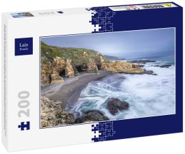 Lais Puzzle - Das berühmte Reiseziel "Cueva de los Patos Liles" ist ein fantastischer Strand mit drei Höhlen mit Blick auf den Pazifik, ein mysteriöser und magischer Ort wie in einer Fantasiewelt in Cobquecura, Chile - 200 Teile