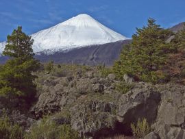 Lais Puzzle - Der schneebedeckte Gipfel des Vulkans Antuco (2.979 m) erhebt sich über einem bewaldeten Tal im Nationalpark Laguna de Laja in der Bio-Bio-Region von Chile - 500 & 1.000 Teile