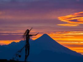 Lais Puzzle - Zoomaufnahme der schönen Sonnenaufgangsfarben am Ufer des Llanquihue-Sees mit dem unverwechselbaren Vulkan Osorno im Hintergrund - 500 & 1.000 Teile