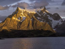 Lais Puzzle - Sonnenaufgang über Cuernos del Paine, Lago Pehoe, Nationalpark Torres del Paine, chilenisches Patagonien, Chile, Südamerika - 500 & 1.000 Teile