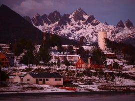 Lais Puzzle - Blick auf Puerto Williams bei Sonnenaufgang vom Beagle-Kanal aus gesehen, Chile - 500 & 1.000 Teile