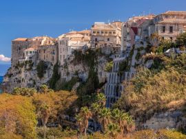 Lais Puzzle - Panorama der Kirche Santa Maria dell'Isola mit Tropea-Stadt in Kalabrien, Italien - 500 & 1.000 Teile
