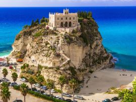 Lais Puzzle - Kalabrien, Tropea - Blick auf die Kirche Santa Maria del'isola und den tollen Strand. Italien - 500 & 1.000 Teile