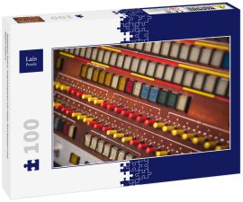 Lais Puzzle - Selektiver Fokus, Industriepanel mit vielen Drucktasten und Kippschaltern - 100 Teile