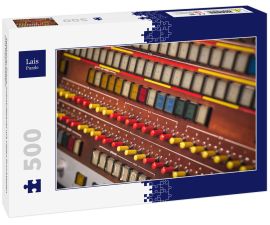 Lais Puzzle - Selektiver Fokus, Industriepanel mit vielen Drucktasten und Kippschaltern - 500 Teile